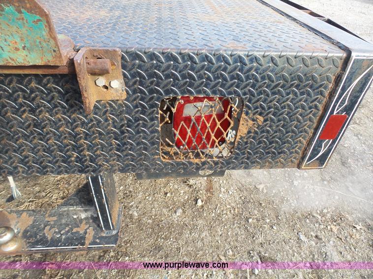 image for item J7303 2004 Chevrolet Silverado 2500HD flatbed pickup truck