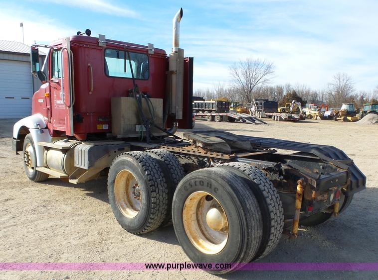 image for item J7685 1998 International 9400 semi truck