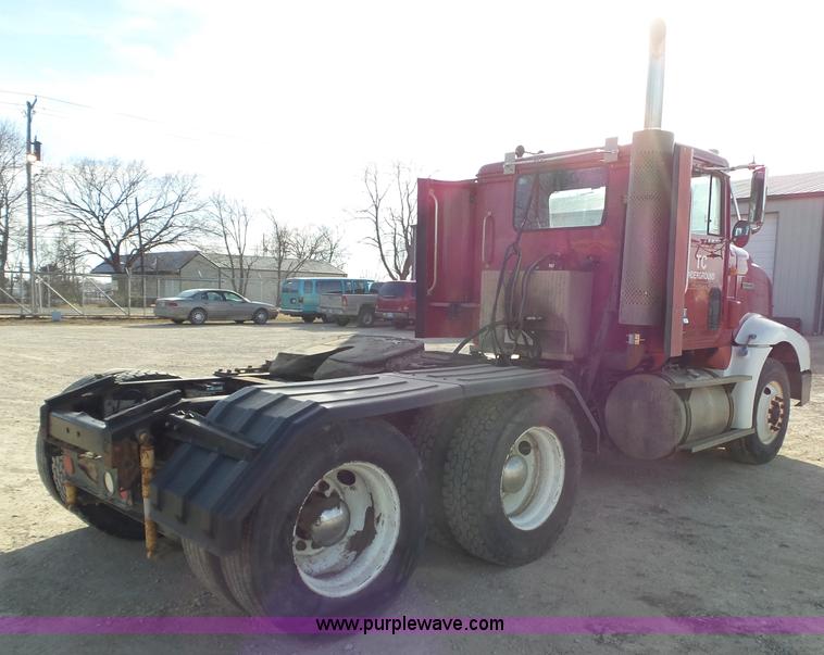 image for item J7685 1998 International 9400 semi truck