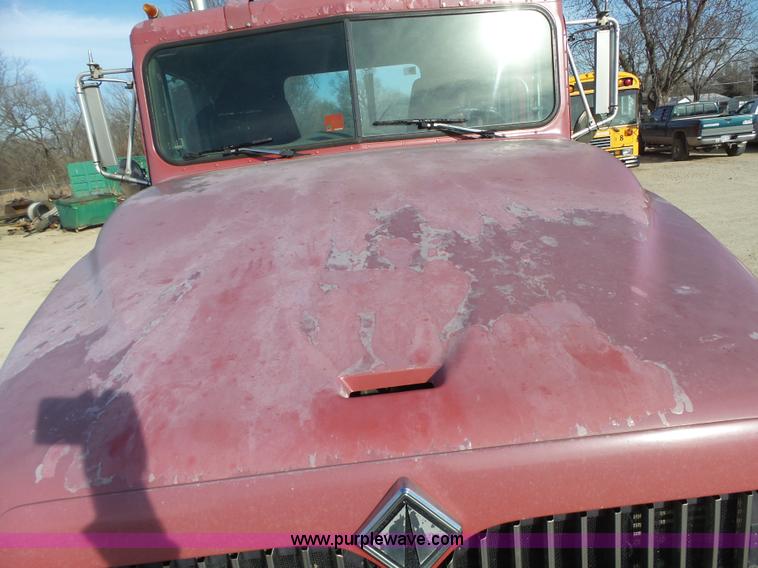 image for item J7685 1998 International 9400 semi truck