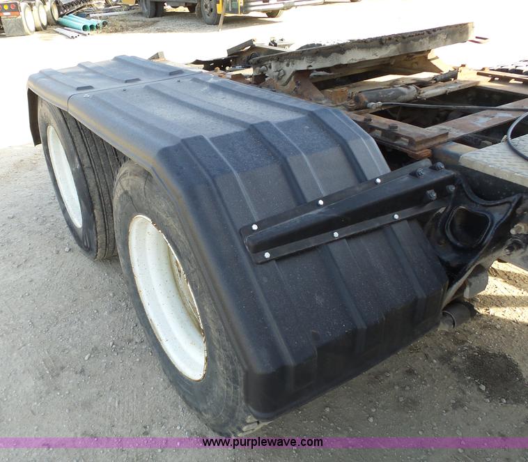 image for item J7685 1998 International 9400 semi truck