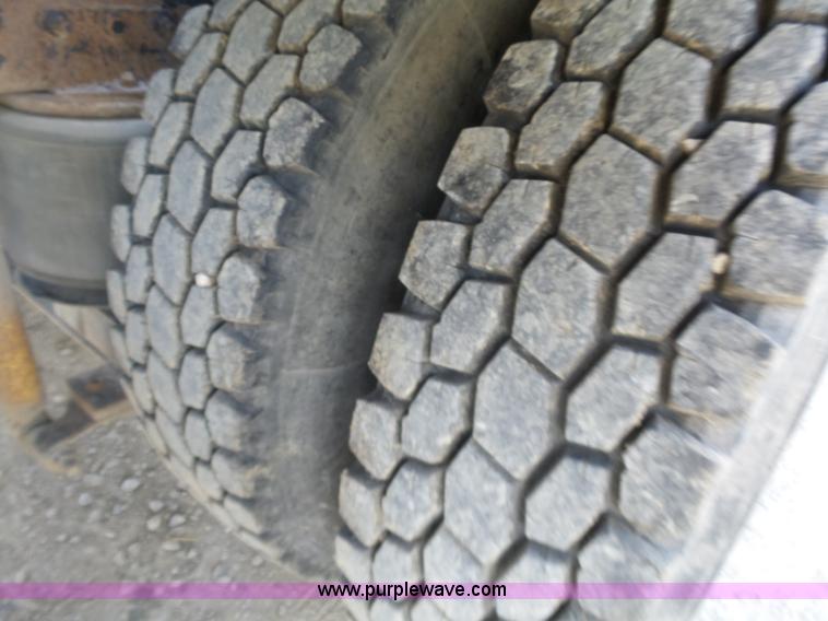 image for item J7685 1998 International 9400 semi truck