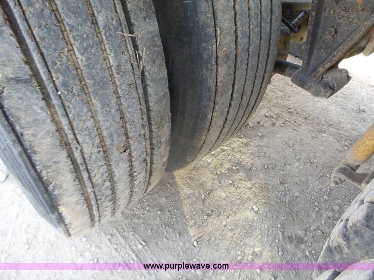 image for item J7685 1998 International 9400 semi truck