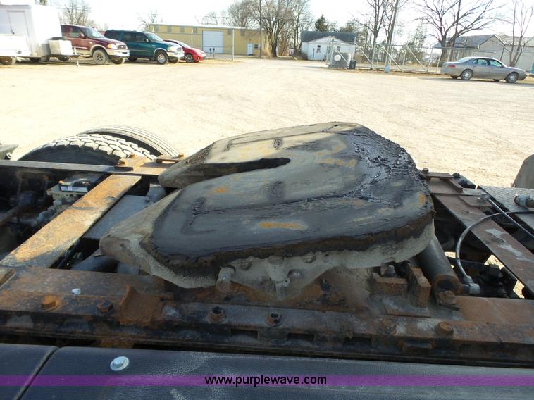 image for item J7685 1998 International 9400 semi truck