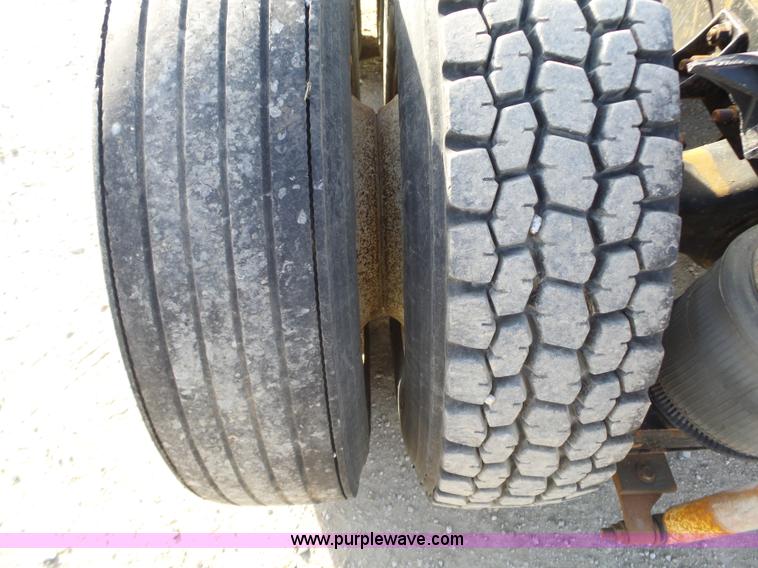 image for item J7685 1998 International 9400 semi truck