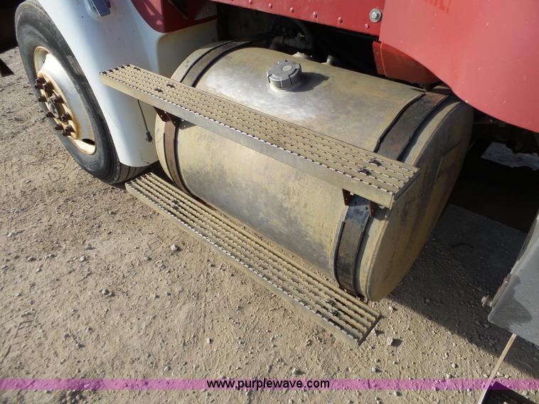 image for item J7685 1998 International 9400 semi truck