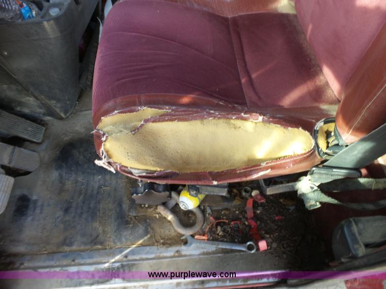 image for item J7685 1998 International 9400 semi truck