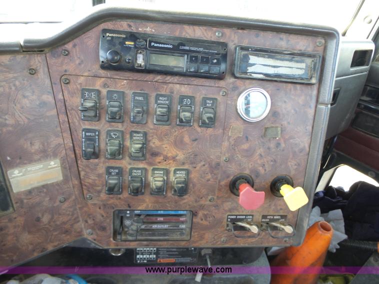 image for item J7685 1998 International 9400 semi truck