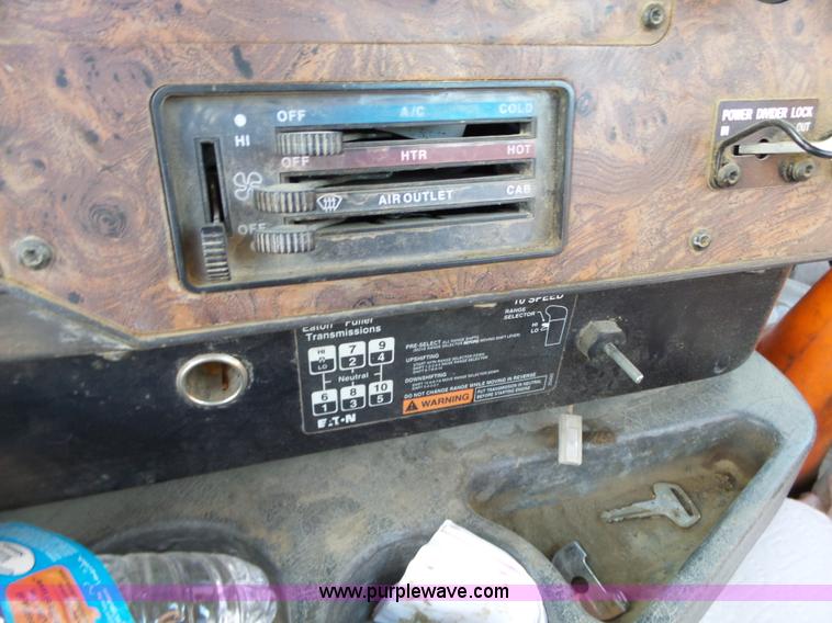 image for item J7685 1998 International 9400 semi truck