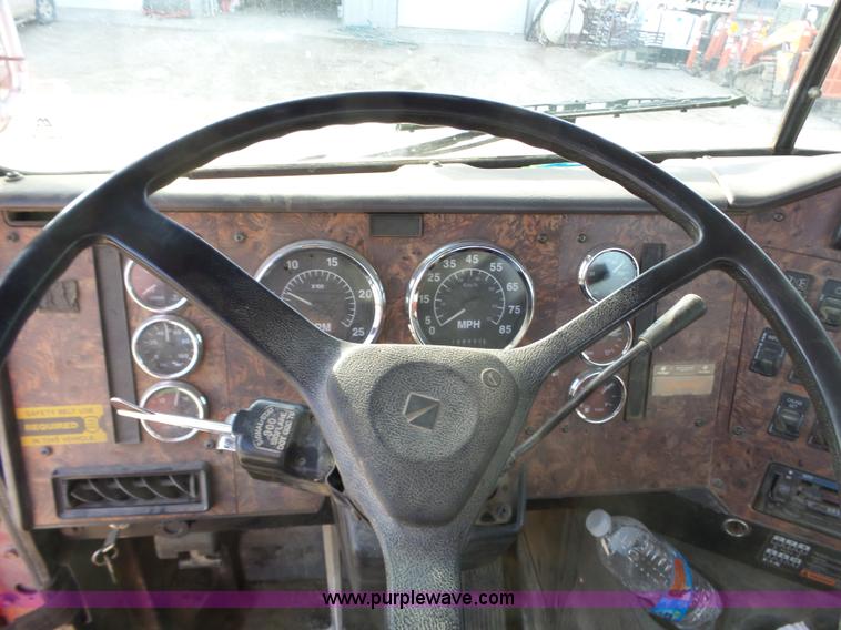 image for item J7685 1998 International 9400 semi truck