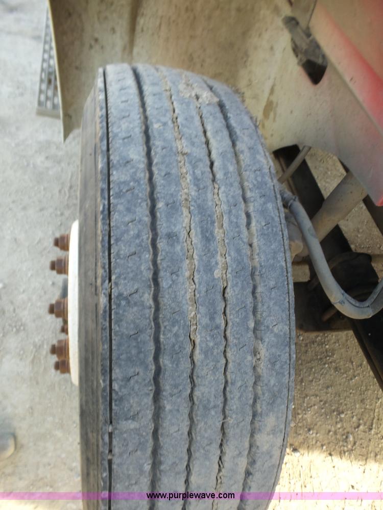 image for item J7685 1998 International 9400 semi truck