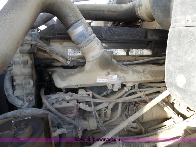 image for item J7685 1998 International 9400 semi truck