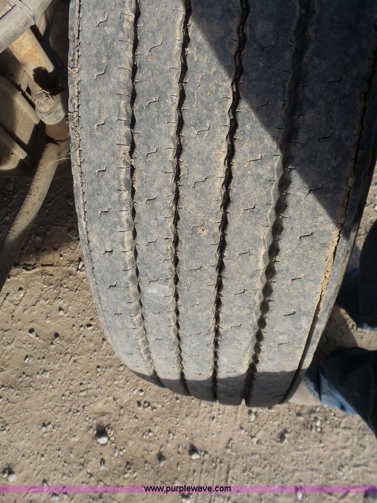 image for item J7685 1998 International 9400 semi truck