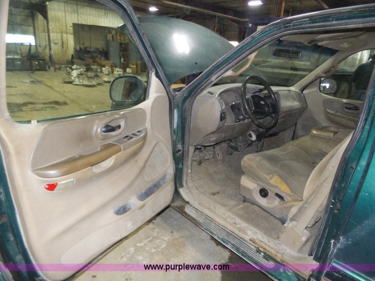 image for item J8818 2000 Ford F150 XLT SuperCab pickup truck