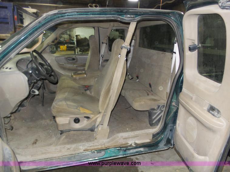 image for item J8818 2000 Ford F150 XLT SuperCab pickup truck