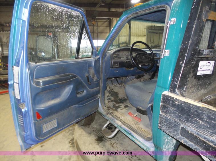 image for item J8821 1995 Ford F450 Super Duty flatbed truck
