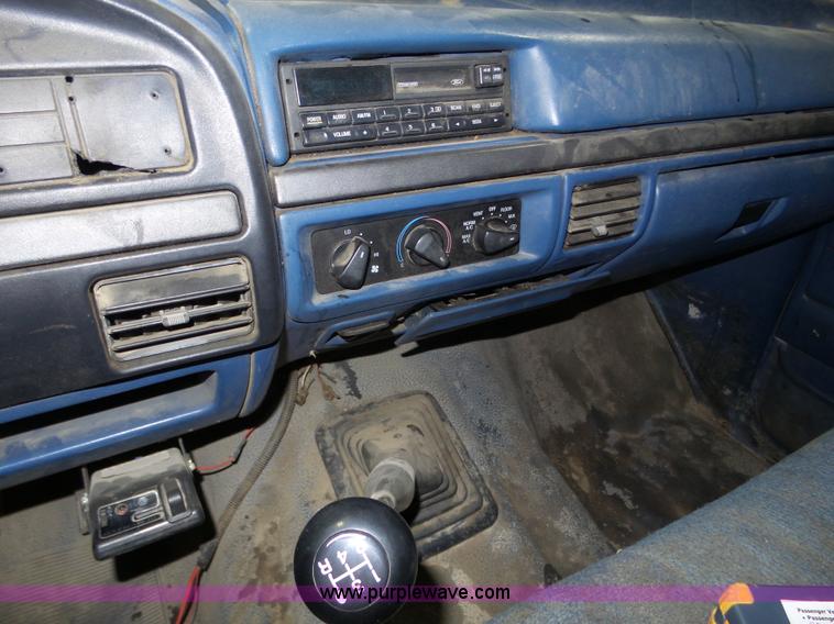 image for item J8821 1995 Ford F450 Super Duty flatbed truck