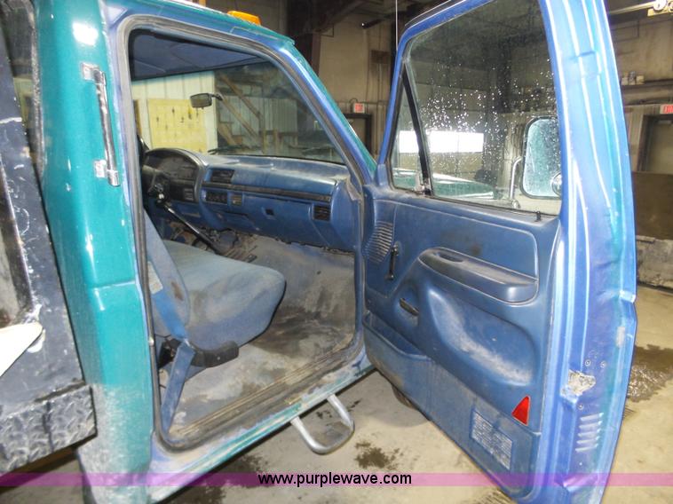 image for item J8821 1995 Ford F450 Super Duty flatbed truck