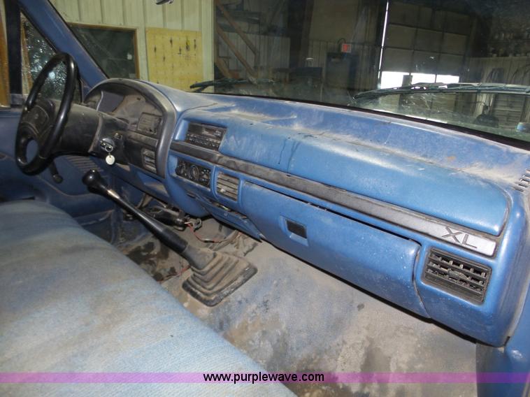 image for item J8821 1995 Ford F450 Super Duty flatbed truck