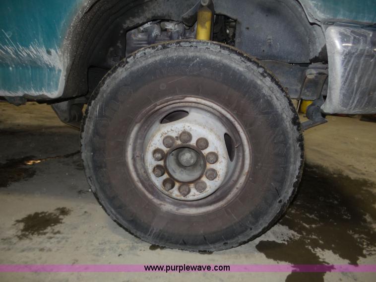 image for item J8821 1995 Ford F450 Super Duty flatbed truck