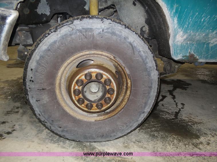 image for item J8821 1995 Ford F450 Super Duty flatbed truck