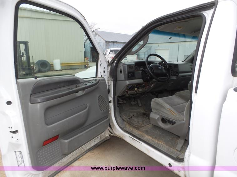 image for item J8852 2003 Ford F250 Super Duty XLT pickup truck