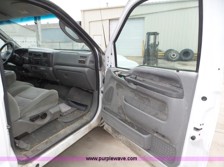 image for item J8852 2003 Ford F250 Super Duty XLT pickup truck