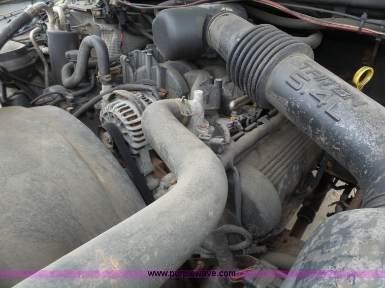 image for item J8853 2003 Ford F250 Super Duty XL pickup truck