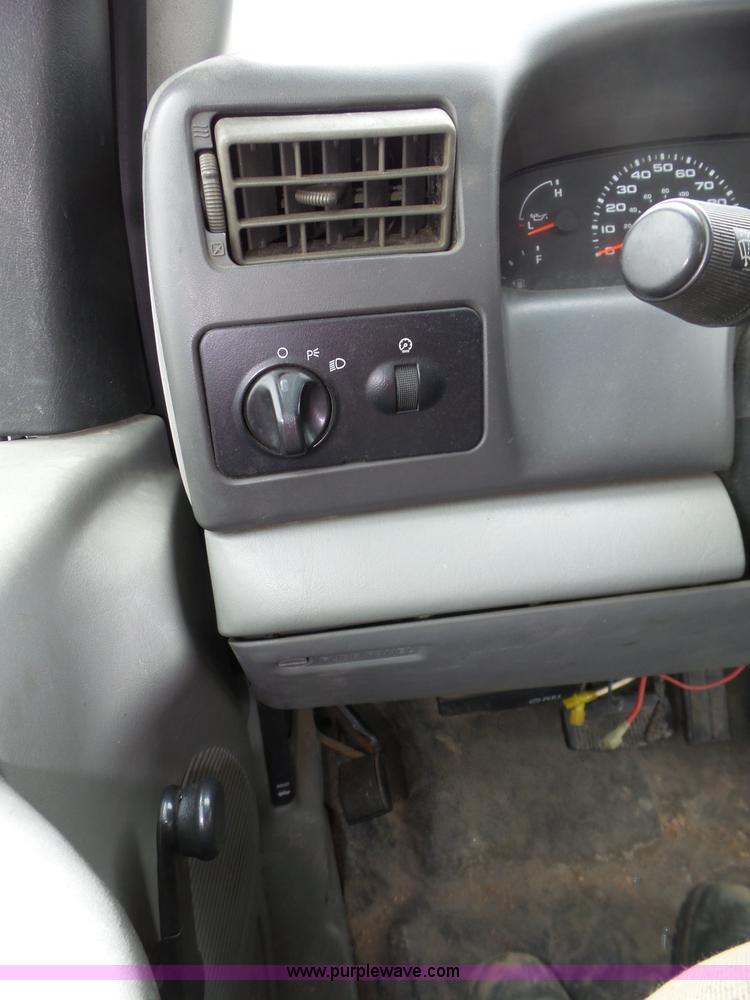 image for item J8853 2003 Ford F250 Super Duty XL pickup truck