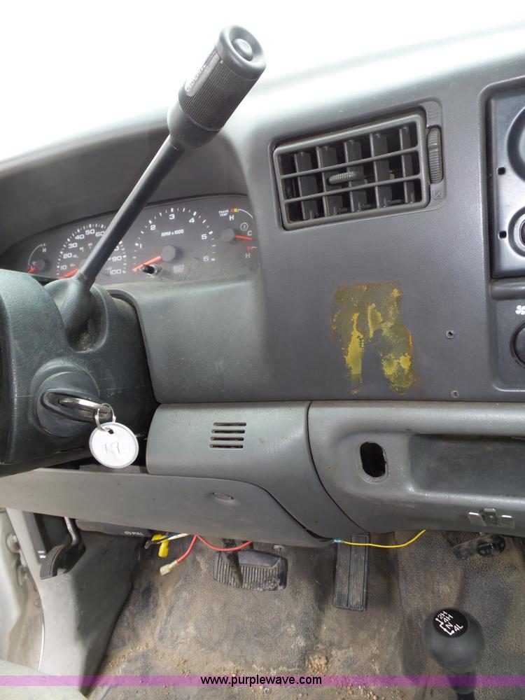 image for item J8853 2003 Ford F250 Super Duty XL pickup truck