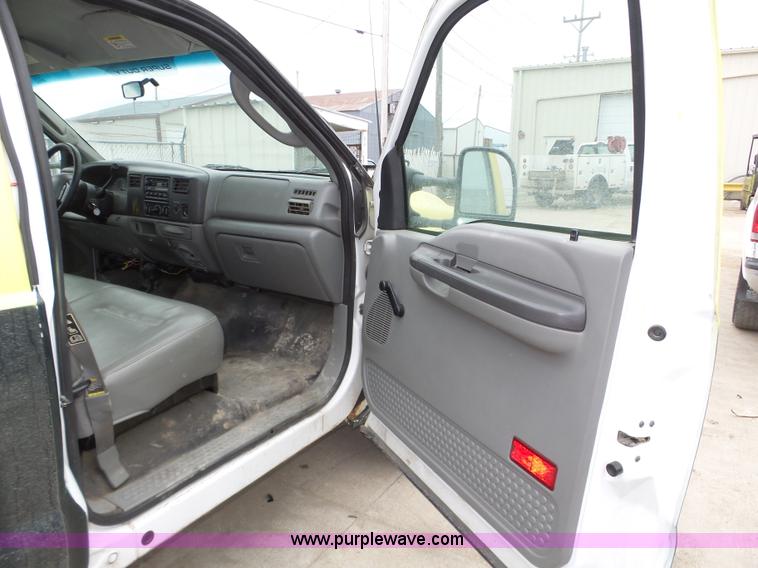 image for item J8853 2003 Ford F250 Super Duty XL pickup truck