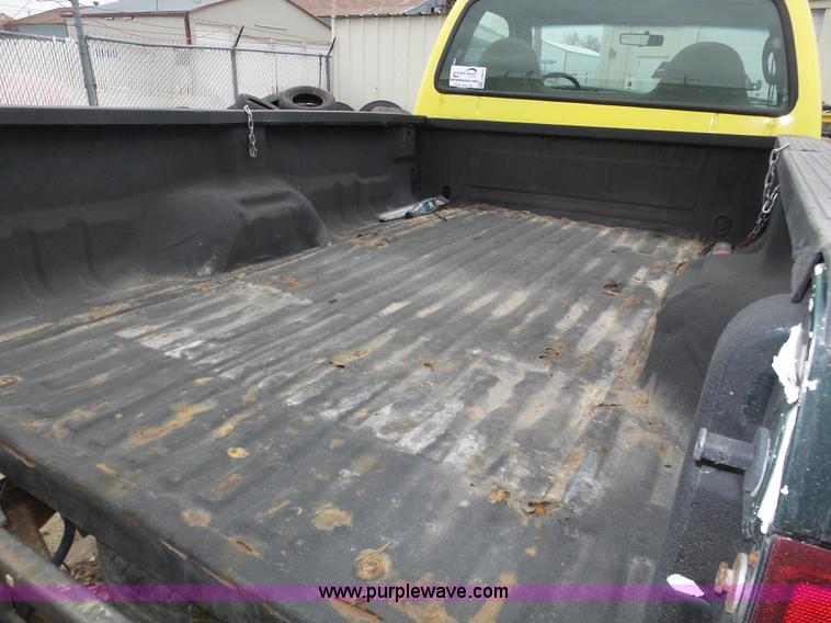 image for item J8853 2003 Ford F250 Super Duty XL pickup truck