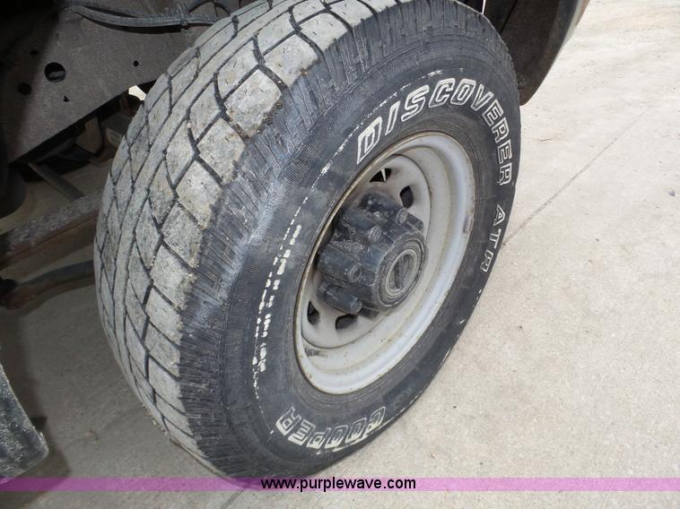 image for item J8853 2003 Ford F250 Super Duty XL pickup truck