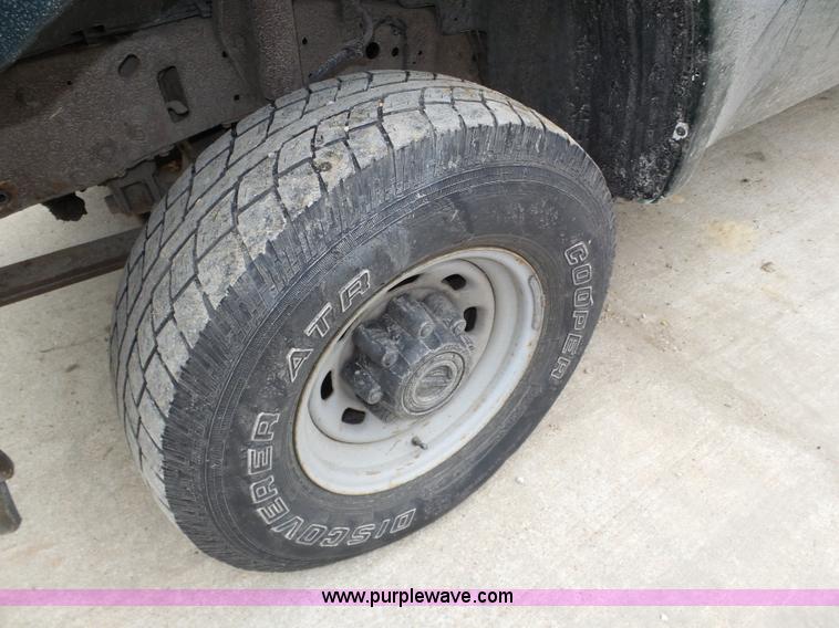 image for item J8853 2003 Ford F250 Super Duty XL pickup truck