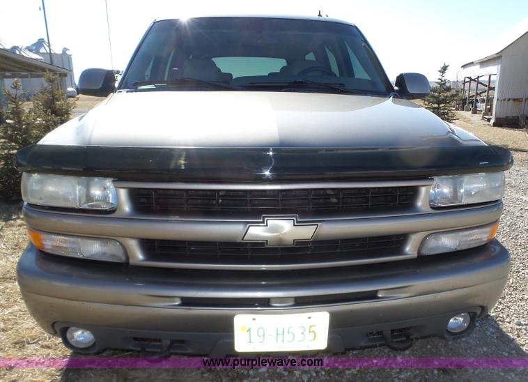 image for item J8866 2002 Chevrolet Suburban 1500 SUV