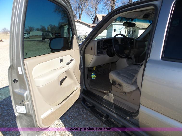 image for item J8866 2002 Chevrolet Suburban 1500 SUV