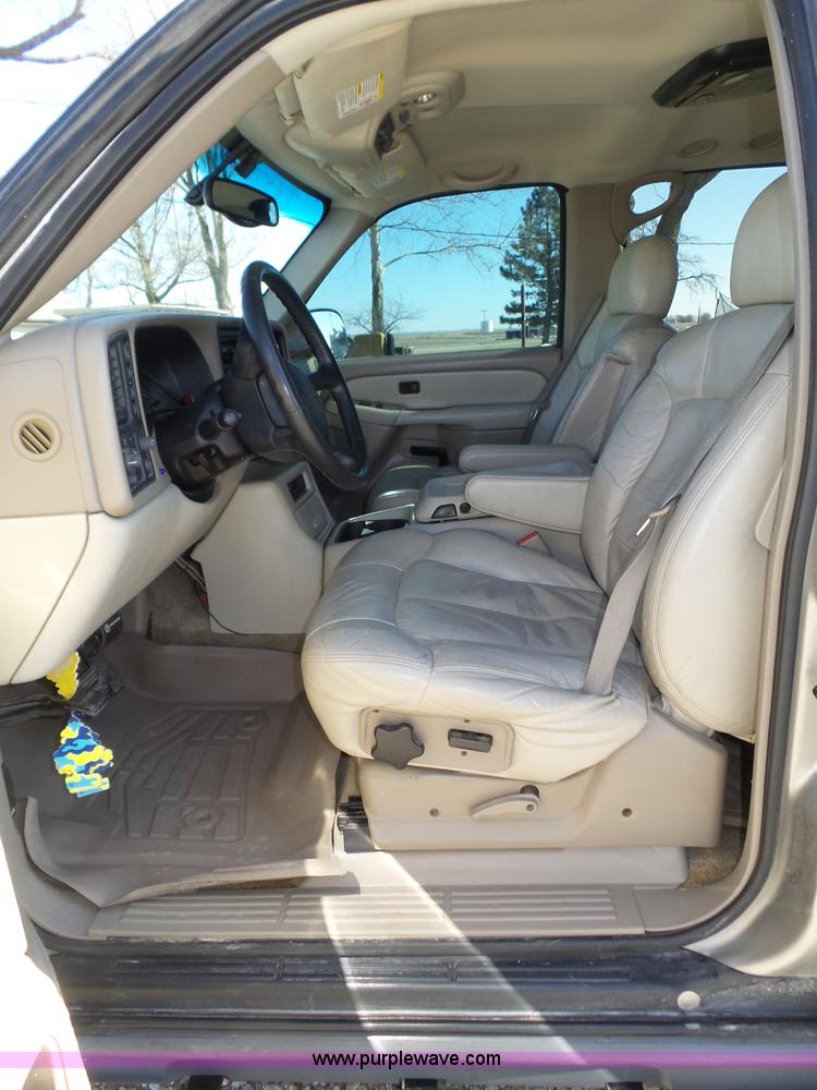 image for item J8866 2002 Chevrolet Suburban 1500 SUV