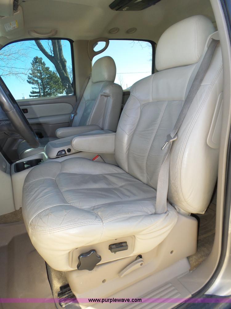 image for item J8866 2002 Chevrolet Suburban 1500 SUV