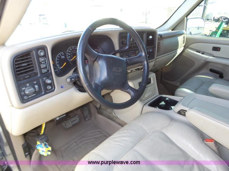 image for item J8866 2002 Chevrolet Suburban 1500 SUV
