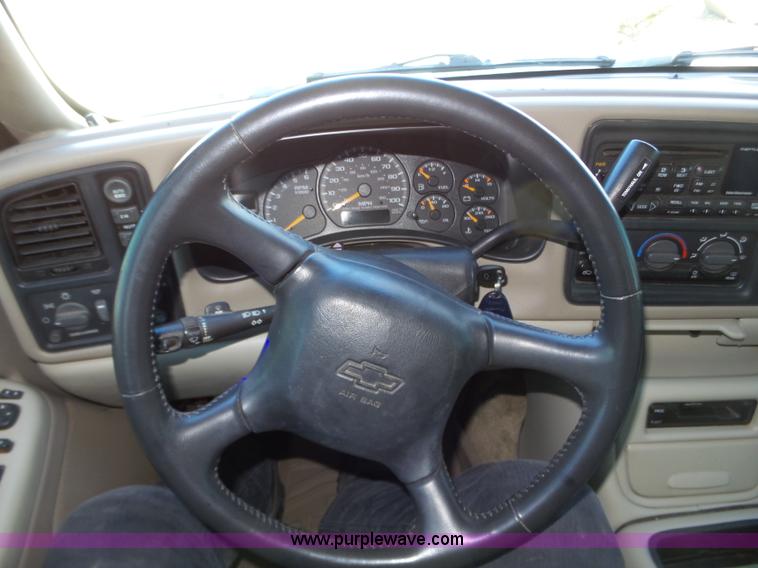 image for item J8866 2002 Chevrolet Suburban 1500 SUV