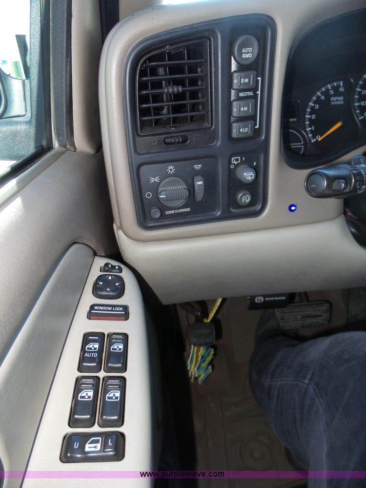 image for item J8866 2002 Chevrolet Suburban 1500 SUV