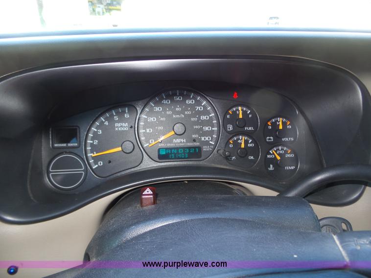 image for item J8866 2002 Chevrolet Suburban 1500 SUV