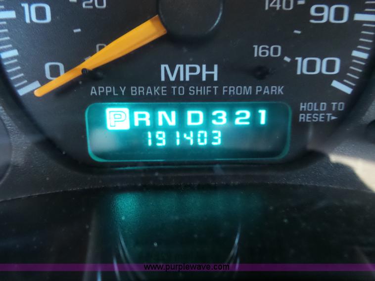 image for item J8866 2002 Chevrolet Suburban 1500 SUV