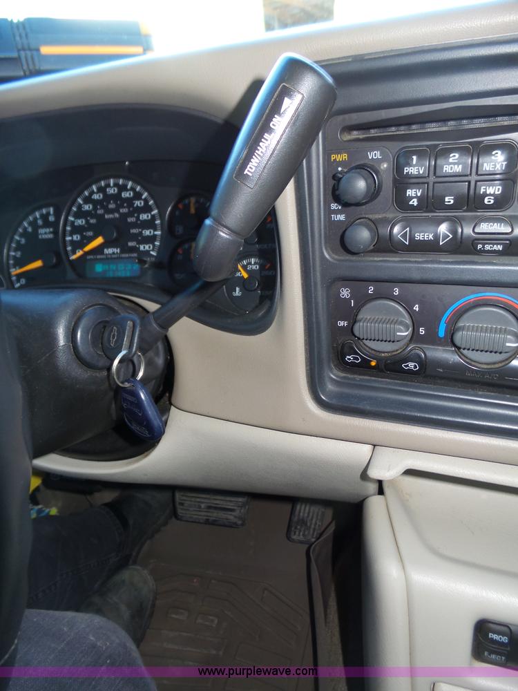 image for item J8866 2002 Chevrolet Suburban 1500 SUV