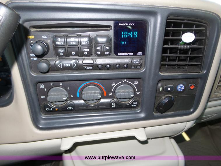 image for item J8866 2002 Chevrolet Suburban 1500 SUV