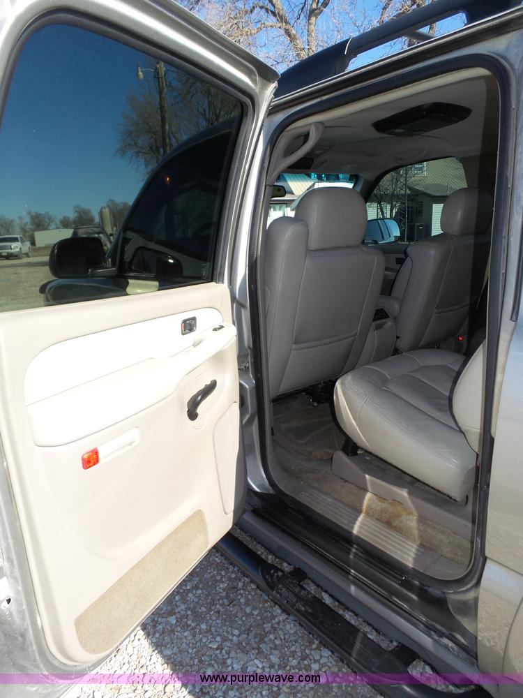 image for item J8866 2002 Chevrolet Suburban 1500 SUV