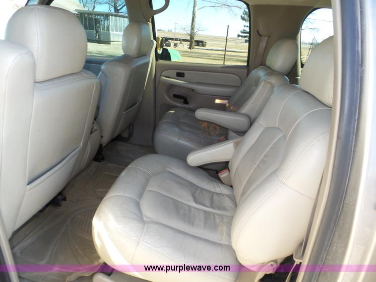image for item J8866 2002 Chevrolet Suburban 1500 SUV