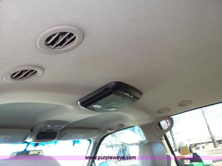 image for item J8866 2002 Chevrolet Suburban 1500 SUV