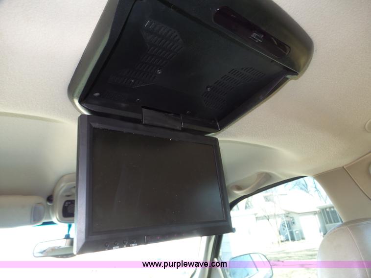 image for item J8866 2002 Chevrolet Suburban 1500 SUV