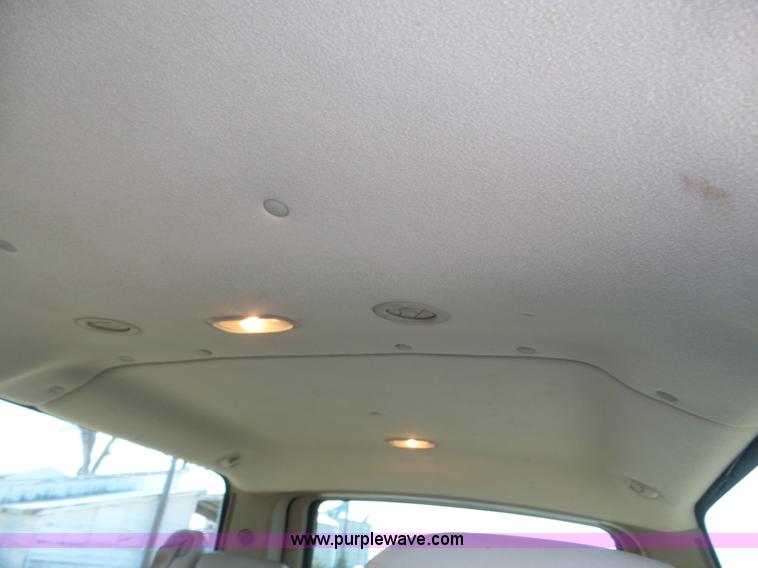 image for item J8866 2002 Chevrolet Suburban 1500 SUV